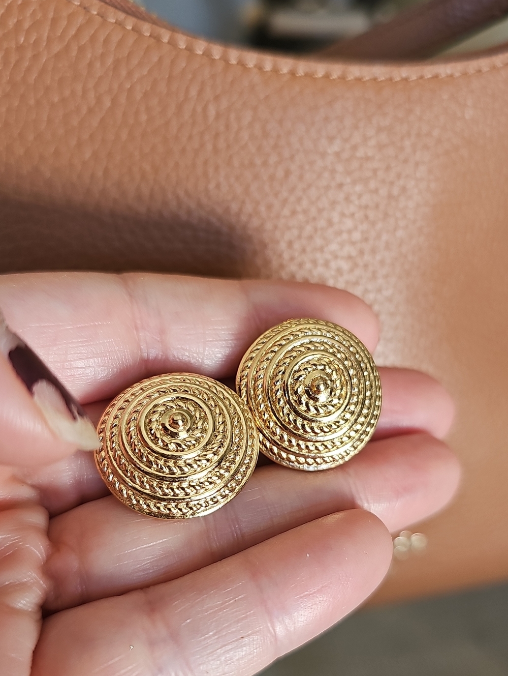 Vintage Sarah Coventry Goldtone clip on earrings.